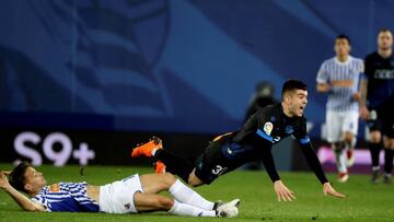 GRAF4898. SAN SEBASTIÁN, 04/03/2018.- El mediapunta de la Real Sociedad, Sergio Canales (i), lucha un balón frente al defensa del Alavés, Martin Aguirregabiria (d), durante el partido de la jornada 27ª de Liga Santander de f&uacu