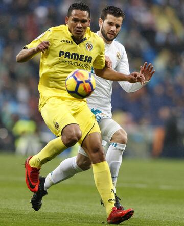 Bacca trata de controlar el balón.