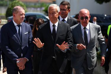 El presidente de Portugal, Marcelo Rebelo de Sousa, sale después del velorio del futbolista portugués de Liverpool, Diogo Jota, y su hermano André Silva.