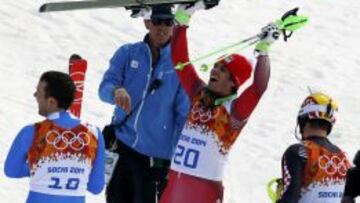 Sandro Viletta celebra el oro conseguido en la supercombinada.