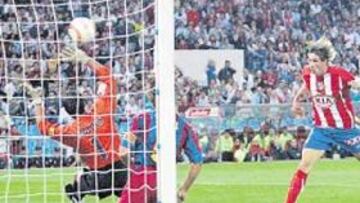 <b>SU BESTIA NEGRA. </b>En la primera vuelta, Torres ya marcó de cabeza el primer gol atlético.