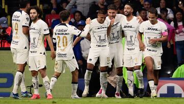 AME5424. CIUDAD DE MÉXICO (MÉXICO), 07/10/2023.- Los jugadores de Pumas celebran un gol ante Cruz Azul hoy, durante un partido de la jornada 12 del Torneo Apertura del fútbol mexicano, en el Estadio Azteca de la Ciudad de México (México). EFE/ José Méndez
