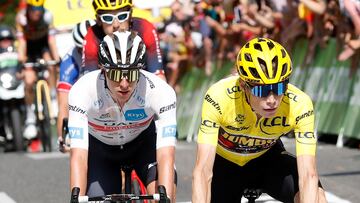 Los ciclistas Jonas Vingegaard y Tadej Pogacar llegan a meta en la decimosexta etapa del Tour de Francia 2022.