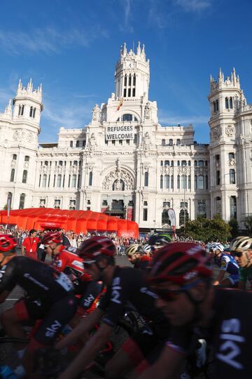 El pelotón ciclista pasa por la Plaza de la Cibeles.