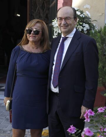 Pepe Castro, presidente del Sevilla, junto a su acompañante.