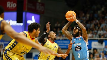 Dae Dae Grant, base del Río Breogán, trata de superar la defensa del MoraBanc Andorra.