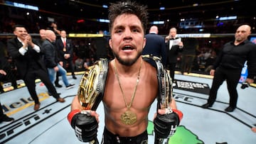 Henry Cejudo celebra su victoria en el UFC 238.