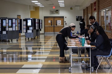 Una mujer vota durante las elecciones presidenciales, en una escuela en Fairburn, Georgia.