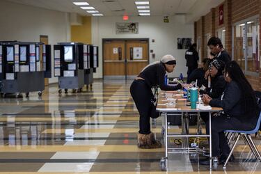 Una mujer vota durante las elecciones presidenciales, en una escuela en Fairburn, Georgia.