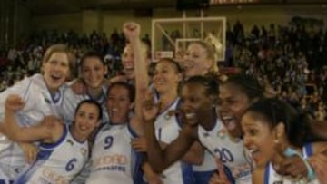 <b>CAMPEONAS. </b>Las jugadoras del Ros Casares celebrando su último título, el de Liga en Salamanca.