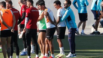 Bordalás, durante el entrenamiento, con Hélder Costa y Marcos Andrés.