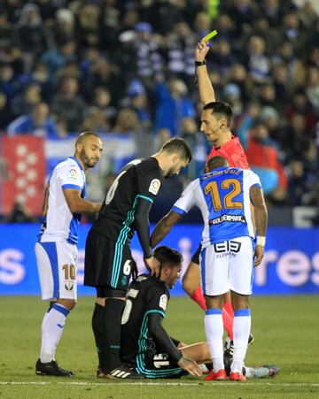 El árbitro Sánchez Martínez enseñó la cartulina amarilla al jugador del Leganés El Zhar.