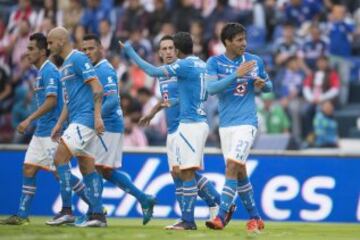 La celebración de los jugadores cementeros tras el gol del paraguayo Benítez.