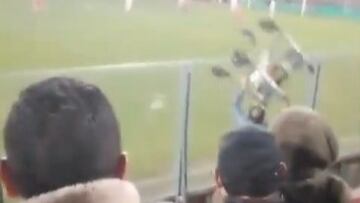 Hincha de Unión enloquece en pleno partido y lanza un andador ortopédico a la cancha: nunca se vio algo así en Chile