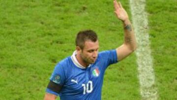 Cassano abandona el campo durante el encuentro de semifinales ante Alemania.