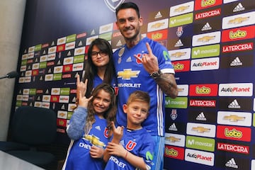 Universidad de Chile presentó a Mauricio Pinilla como nuevo refuerzo para el torneo de transición 2017. El delantero vuelve al club donde se formó y del cual es hincha.