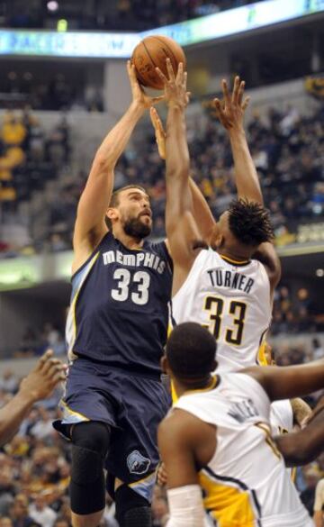 Marc Gasol de los Memphis Grizzlies ante Myles Turner de los Indiana Pacers.