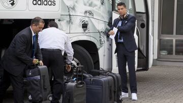 Cristiano, serio, ayer a la llegada de la expedición del Madrid a su hotel en Dortmund.