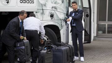 Cristiano, serio, ayer a la llegada de la expedici&oacute;n del Madrid a su hotel en Dortmund.