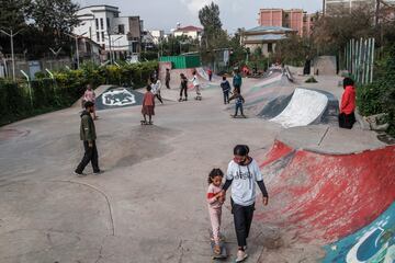 Las ni?as patinan en un parque de skate como parte de un entrenamiento semanal del grupo Ethiopian Girls Skate, en Addis Abeba, Etiop¨ªa. El Ethiopian Girls Skate es una iniciativa que promueve el skateboarding entre ni?as de diferentes or¨ªgenes sociales para para mejorar su salud mental y empoderarlas. El grupo fue fundado hace 2 a?os por los skaters Sosina Chala y Mickey Asfaw, y en ¨¦l participan alrededor de 35 chicas.