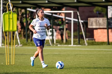 La Roja Femenina realizó su tercer día de entrenamientos en la cancha del Colegio Colombo Británico de Cali. En la primera jornada del Grupo A tendrá descanso.