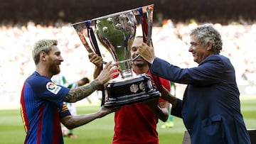 Villar (d) hace entrega de la copa de Campeones de liga 2015/16 a los capitanes del FC Barcelona , Leo Messi (i) y Andr&eacute;s Iniesta (fondo) el 20 de agosto de 2016.