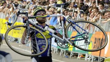 Filippo Simeoni (Cantina Tollo) besa su bicicleta tras adjudicarse en solitario la victoria en Cuenca.