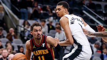 San Antonio (United States), 01/12/2023.- Atlanta Hawks guard Trae Young (L) in action against San Antonio Spurs center Victor Wembanyama of France (R) during the second half of an NBA game between the San Antonio Spurs and the Atlanta Hawks at Frost Bank Center in San Antonio, Texas, USA, 30 November 2023. (Baloncesto, Francia) EFE/EPA/ADAM DAVIS SHUTTERSTOCK OUT
