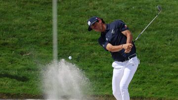 Chile's Joaquin Niemann takes a shot out of a bunker in round 4 of the men�s golf individual stroke play of the Paris 2024 Olympic Games at Le Golf National in Guyancourt, south-west of Paris on August 4, 2024. (Photo by Emmanuel DUNAND / AFP)
