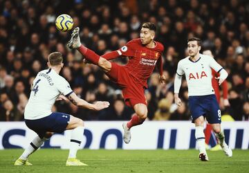 Control del delantero del Liverpool, Roberto Firmino ante el defensor del Tottenham Toby Alderweireld.