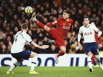 Control del delantero del Liverpool, Roberto Firmino ante el defensor del Tottenham Toby Alderweireld. 