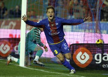 Formó una pareja junto a Sergio Ballesteros para el recuerdo en su primer año en Orriols y en la segunda, cuando el equipo consiguió la histórica clasificación para la Europa League, firmó por el Guizhou Renhe en otra gran venta del Levante por más algo más de un millón de euros. Zurdo, espigado y contundente, vivió una segunda juventud en Orriols superada la treintena en, probablemente, sus dos mejores campañas en la élite nacional. A los 33, tras su breve paso por China, colgó las botas y se pasó a las agencias de representación para más tarde iniciar su carrera en los banquillos. 