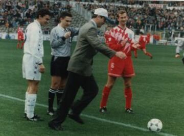 Saque de honor del astronauta Miguel López Alegría en un encuentro entre el Real Madrid y el Celta de Vigo.