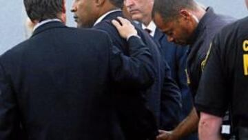 O. J. Simpson es esposado momentos antes de abandonar la sala.