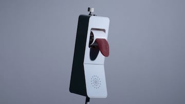 Un teléfono con lengua para ‘sentir’ la conversación, no, en serio