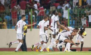 Partido amistoso Guinea Ecuatorial-España. 1-1. Bermúdez y sus compañeros celebran el gol del empate.