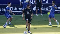 Pepe Mel tocando balón en el entrenamiento del pasado viernes.