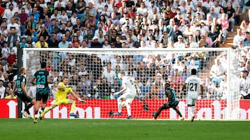 El delantero francés del Real Madrid, Benzema, marca el 1-0 al Almería. 