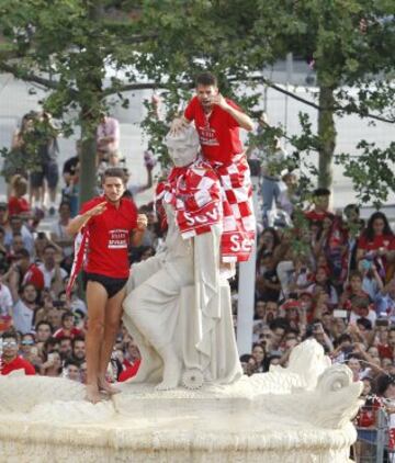 Celebración de los jugadores del Sevilla en la plaza de la Puerta de Jerez, durante el paseo triunfal que ha realizado el equipo esta tarde para festejar y ofrecer a la ciudad su quinta Liga Europa conseguida el pasado miércoles en Basilea (Suiza