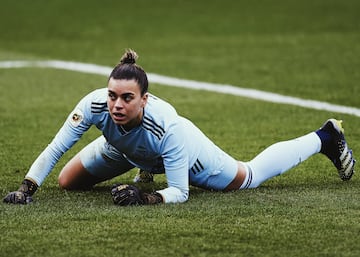 De la Ciudad Condal a la capital, donde el primer Real Madrid de la historia del fútbol femenino puede presumir de contar con un gran cerrojo en su portería: María Isabel Rodríguez ‘Misa’ (21 años, Las Palmas). Puede que su nombre haya retumbado más tras la mediática campaña ‘Misma Pasión’, en la que el mundo del fútbol se volcó con Misa para darle su apoyo tras recibir un acoso machista en redes. Sin embargo, su fama en esta categoría va más allá. La portera está firmando una gran temporada, en la que ha terminado de explotar como una de las mejores metas del panorama nacional. Misa suma esta temporada 27 encuentros y sólo se ha perdido uno. La canaria lo ha jugado casi todo, a falta de un partido en Liga, y ha dejado su portería a cero en 13 de los 29 partidos que ha jugado. Pero, no sólo son sus números, sino que también sus actuaciones, que le han llevado a la Selección absoluta donde ha desbancado a Mariasun como tercera portera. Un puesto que ha ocupado con una gran proyección y nivel con apenas 21 años...