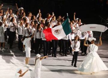 La delegación mexicana luce la bandera 