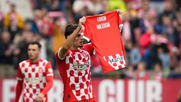 El defensa del Girona Miguel Gutiérrez dedica su gol a las víctimas de la dana en Valencia durante el partido de la 12ª jornada de LaLiga que el Girona y el Leganés.