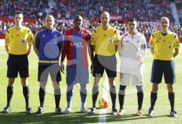 Sevilla- Levante. El rbitro Alfonso çlvarez Izquierdo, acompaado por sus asistentes Jon Nez, Iker De Francisco, cuarto rbitro Gustavo Rebollo y los capitanes Simao y Reyes