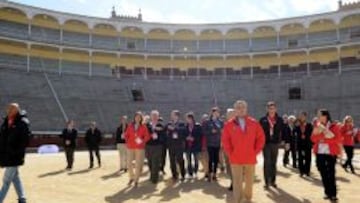 Alejandro Blanco, en primer plano, durante la visita de la Comisi&oacute;n de Evaluaci&oacute;n del COI a la Plaza de Las Ventas.