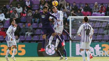 GRAF6376. VALLADOLID. 27/01/2019.- El centrocampista del Real Valladolid Rubén Alcaraz (2d) pelea un balón con el defensa mexicano del Celta Néstor Araujo durante el partido de Liga en Primera División que enfrenta a Real Valla