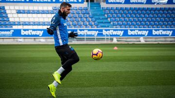 Borja Bastón controla un balón en un entrenamiento.