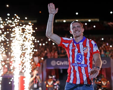 El Atleti recibe a sus 12 nuevos fichajes con una fiesta multitudinaria en el Metropolitano. Gallagher nuevo fichaje del Atlético.