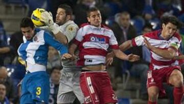 <b>MUY SEGURO. </b>Kiko Casilla, de nuevo impecable ayer, ataja un balón lateral del Granada ante el salto y la mirada del goleador Baena.