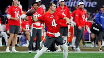 LAS VEGAS, NEVADA - FEBRUARY 05: Derek Carr of the Las Vegas Raiders and AFC throws a pass against the NFC during the 2023 NFL Pro Bowl Games at Allegiant Stadium on February 05, 2023 in Las Vegas, Nevada.   Ethan Miller/Getty Images/AFP (Photo by Ethan Miller / GETTY IMAGES NORTH AMERICA / Getty Images via AFP)