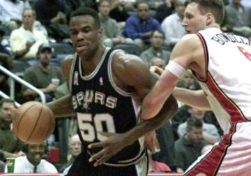 Saltamos el 48 y el 49 que solo han llevado dos jugadores cada uno (destacaríamos a Nazr Mohammed y Shandon Anderson) para llegar al 50, David Robinson: el Almirante fue el puente en los Spurs hacia la era dorada. Formó una pareja interior demoledora con 